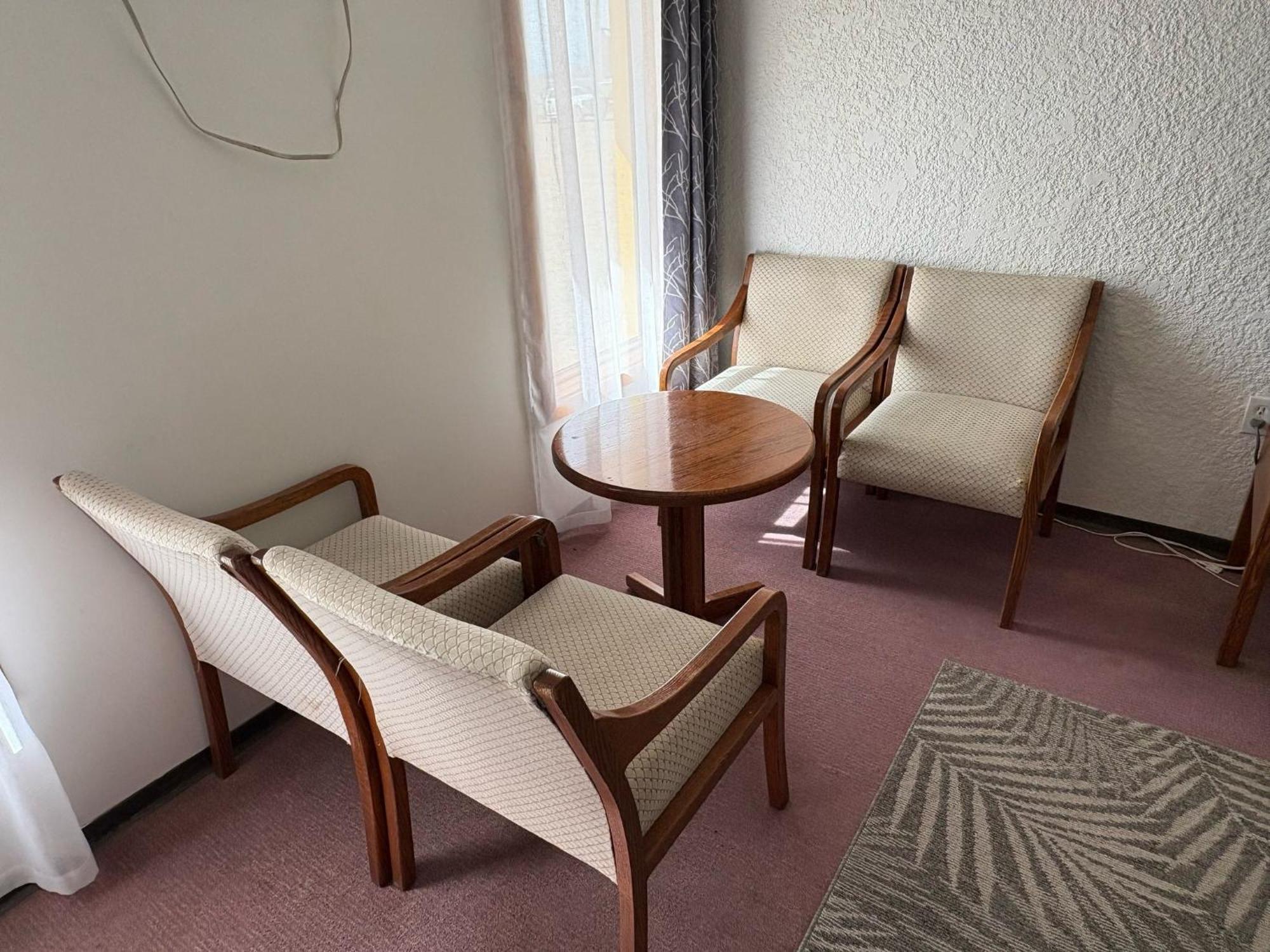 Maple Creek Motor Inn エクステリア 写真