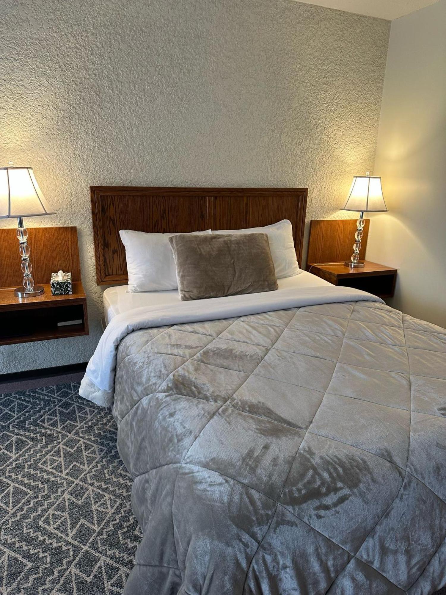 Maple Creek Motor Inn エクステリア 写真