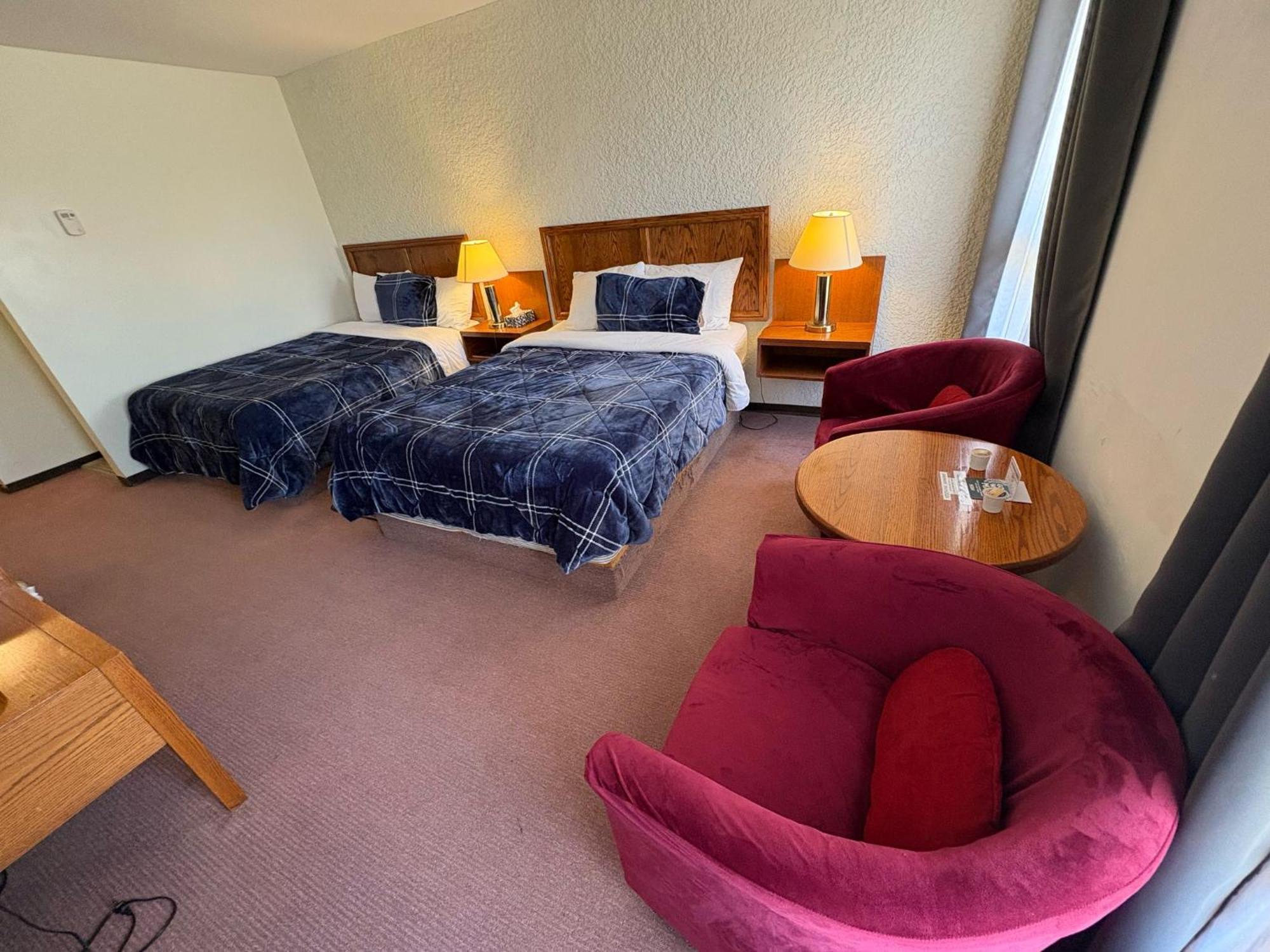 Maple Creek Motor Inn エクステリア 写真