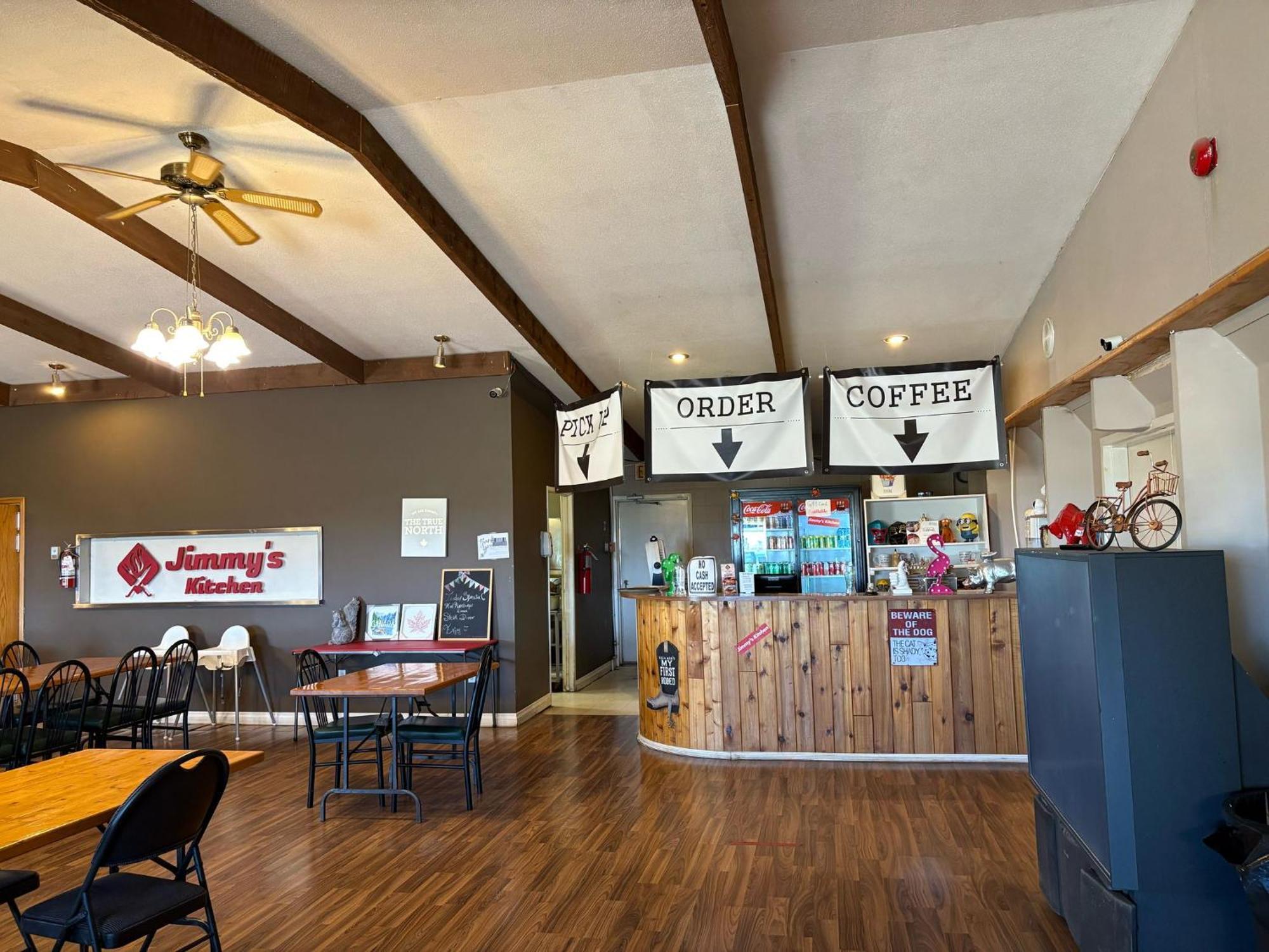 Maple Creek Motor Inn エクステリア 写真