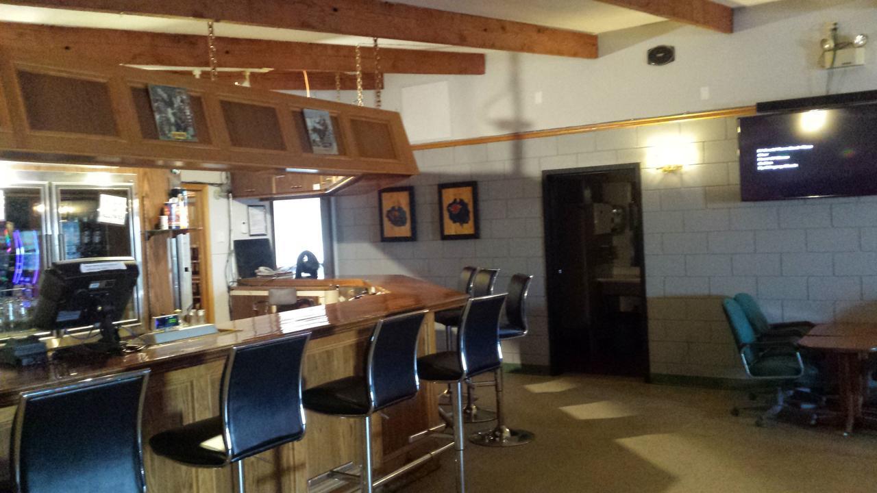 Maple Creek Motor Inn エクステリア 写真