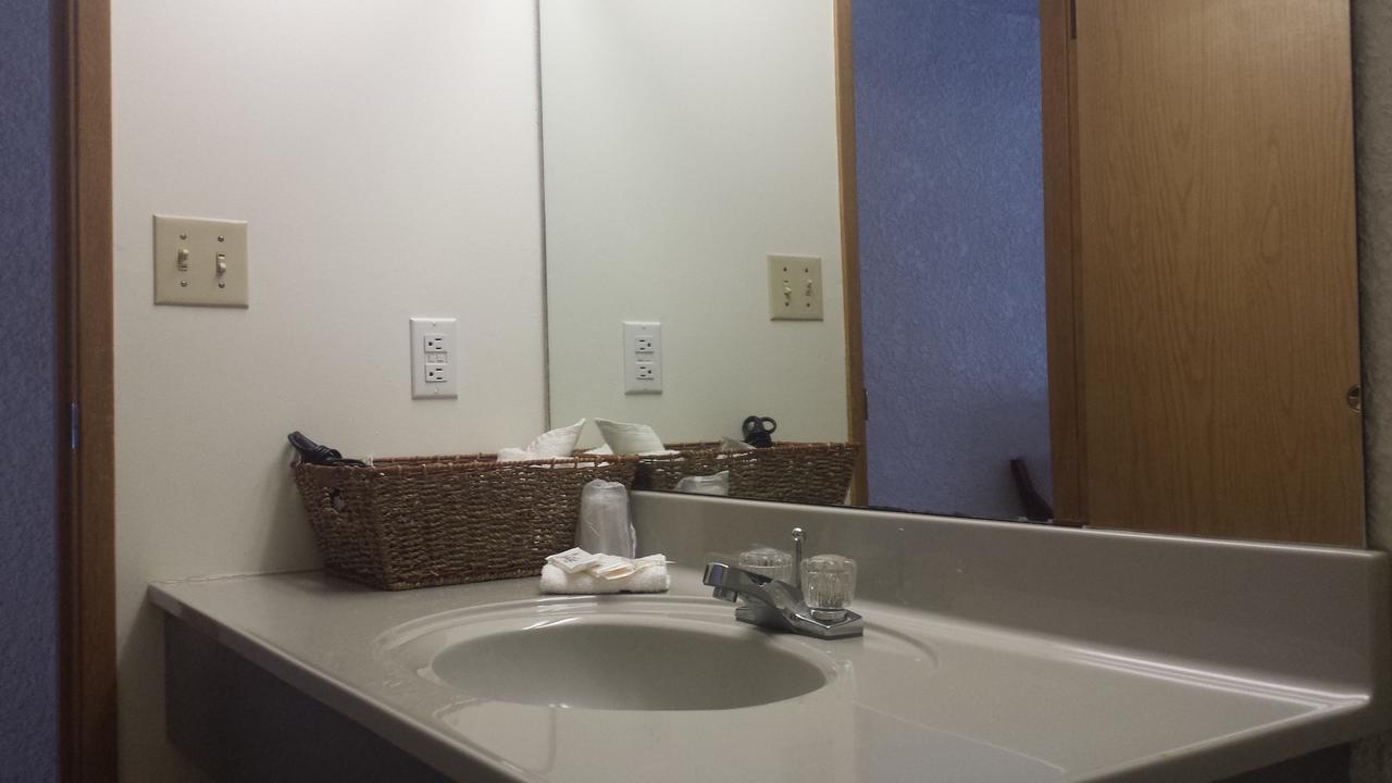 Maple Creek Motor Inn エクステリア 写真
