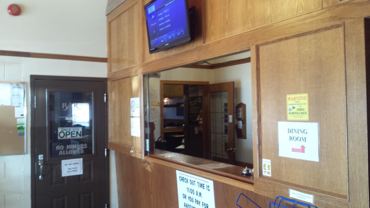 Maple Creek Motor Inn エクステリア 写真